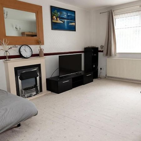 3 Bed Home Sleeps 8 People Located 1 Min From Train Stop - Otley Terrace Oldham Bagian luar foto