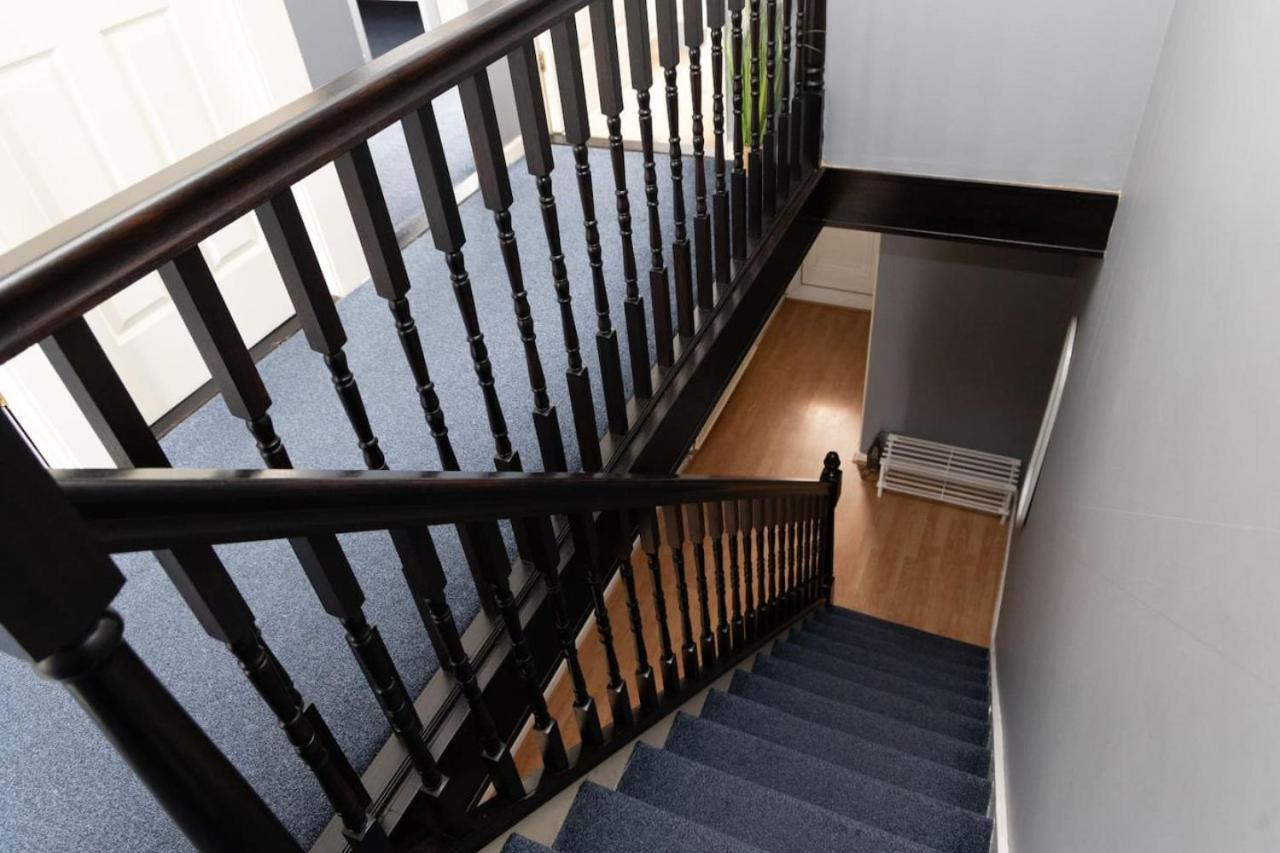3 Bed Home Sleeps 8 People Located 1 Min From Train Stop - Otley Terrace Oldham Bagian luar foto