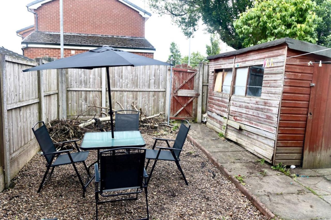 3 Bed Home Sleeps 8 People Located 1 Min From Train Stop - Otley Terrace Oldham Bagian luar foto