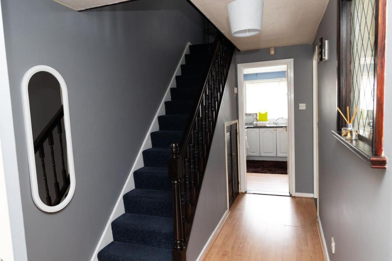 3 Bed Home Sleeps 8 People Located 1 Min From Train Stop - Otley Terrace Oldham Bagian luar foto