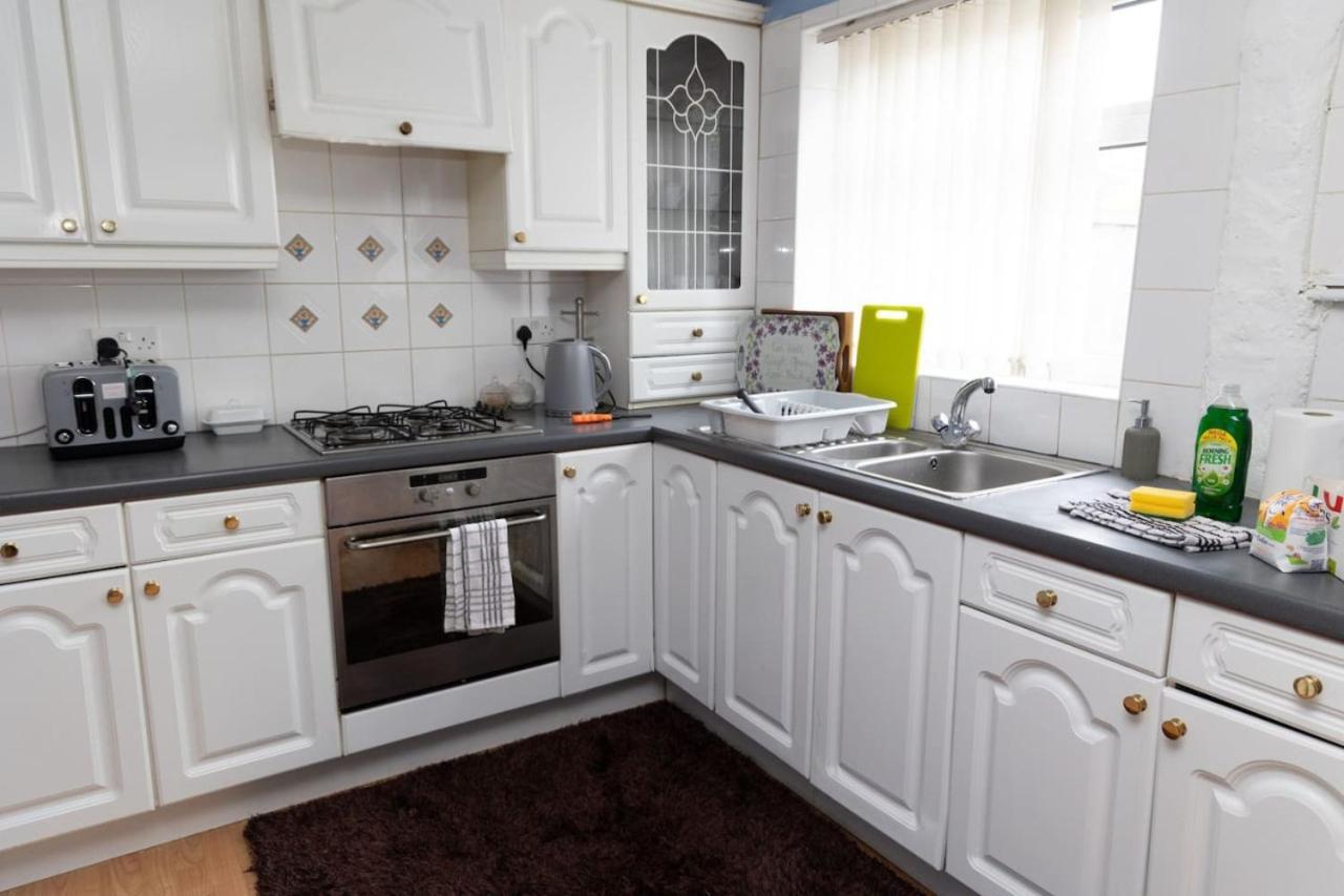 3 Bed Home Sleeps 8 People Located 1 Min From Train Stop - Otley Terrace Oldham Bagian luar foto