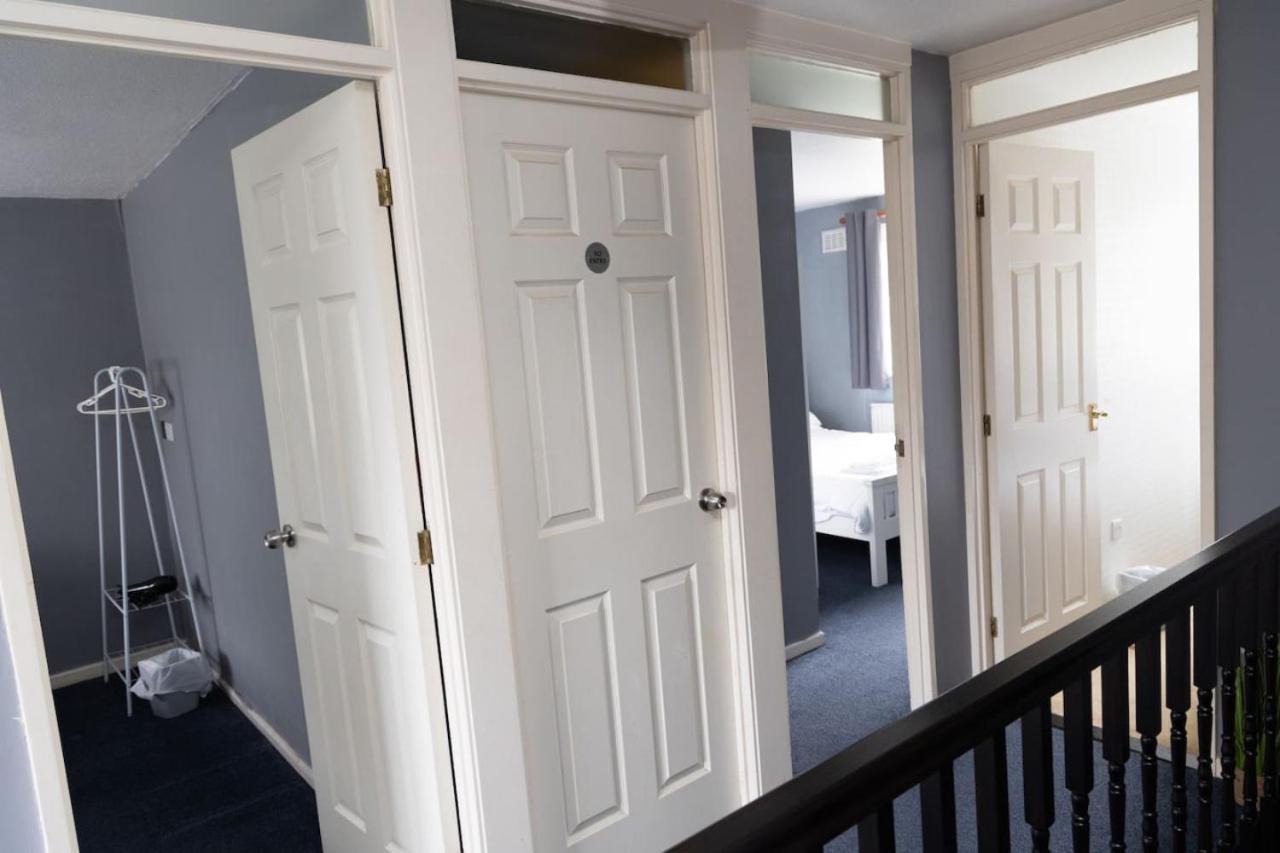 3 Bed Home Sleeps 8 People Located 1 Min From Train Stop - Otley Terrace Oldham Bagian luar foto