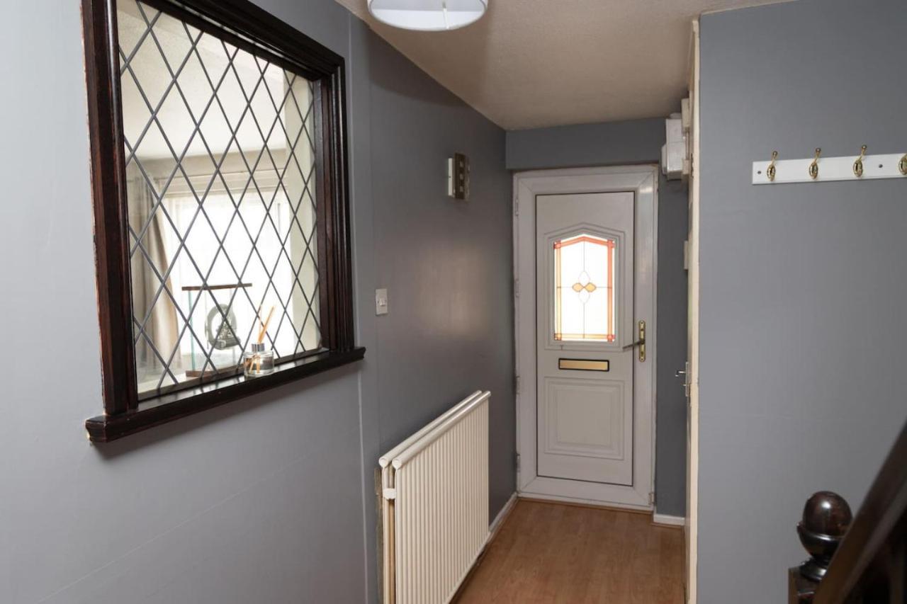 3 Bed Home Sleeps 8 People Located 1 Min From Train Stop - Otley Terrace Oldham Bagian luar foto