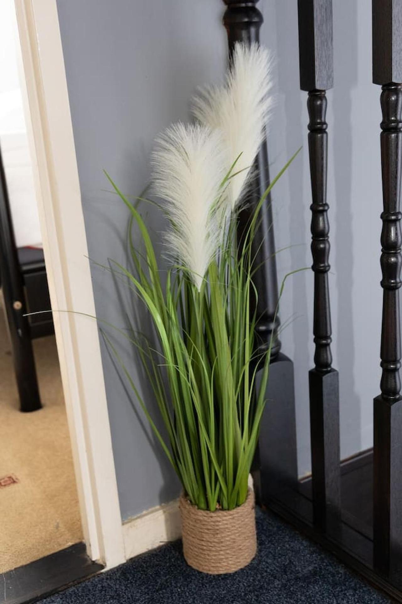 3 Bed Home Sleeps 8 People Located 1 Min From Train Stop - Otley Terrace Oldham Bagian luar foto