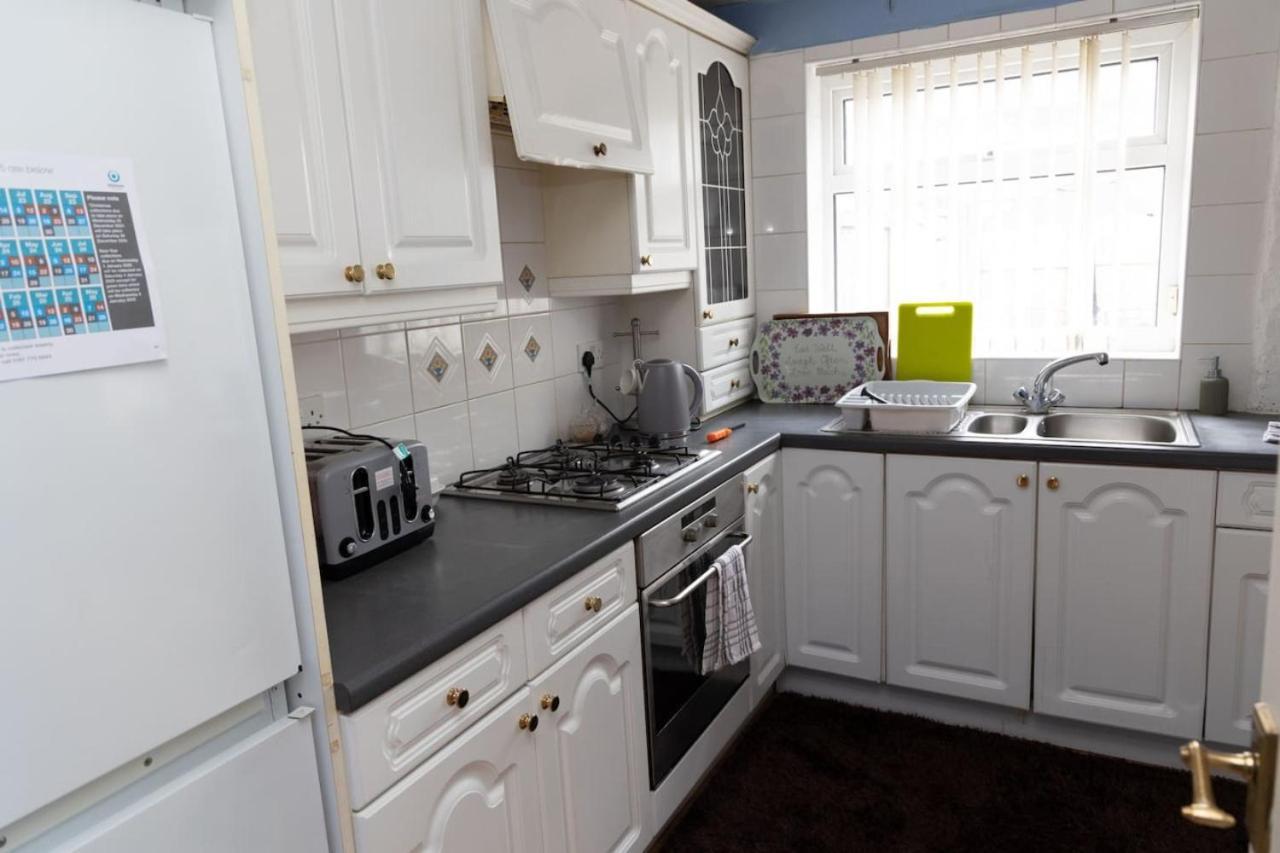 3 Bed Home Sleeps 8 People Located 1 Min From Train Stop - Otley Terrace Oldham Bagian luar foto