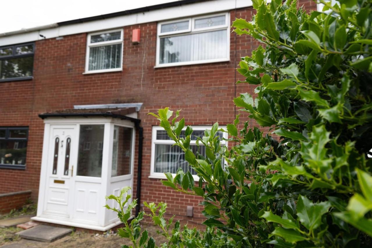 3 Bed Home Sleeps 8 People Located 1 Min From Train Stop - Otley Terrace Oldham Bagian luar foto