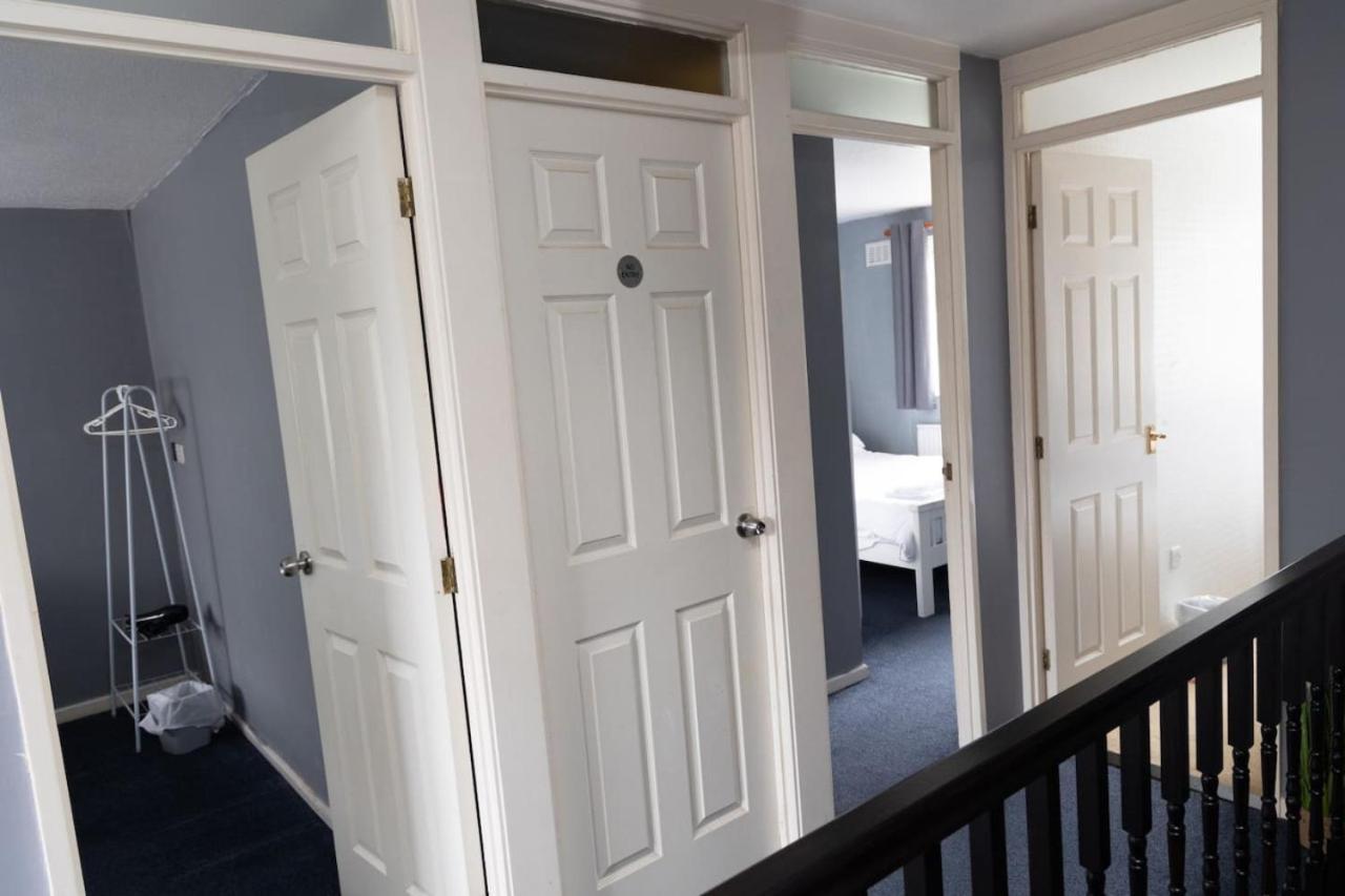 3 Bed Home Sleeps 8 People Located 1 Min From Train Stop - Otley Terrace Oldham Bagian luar foto