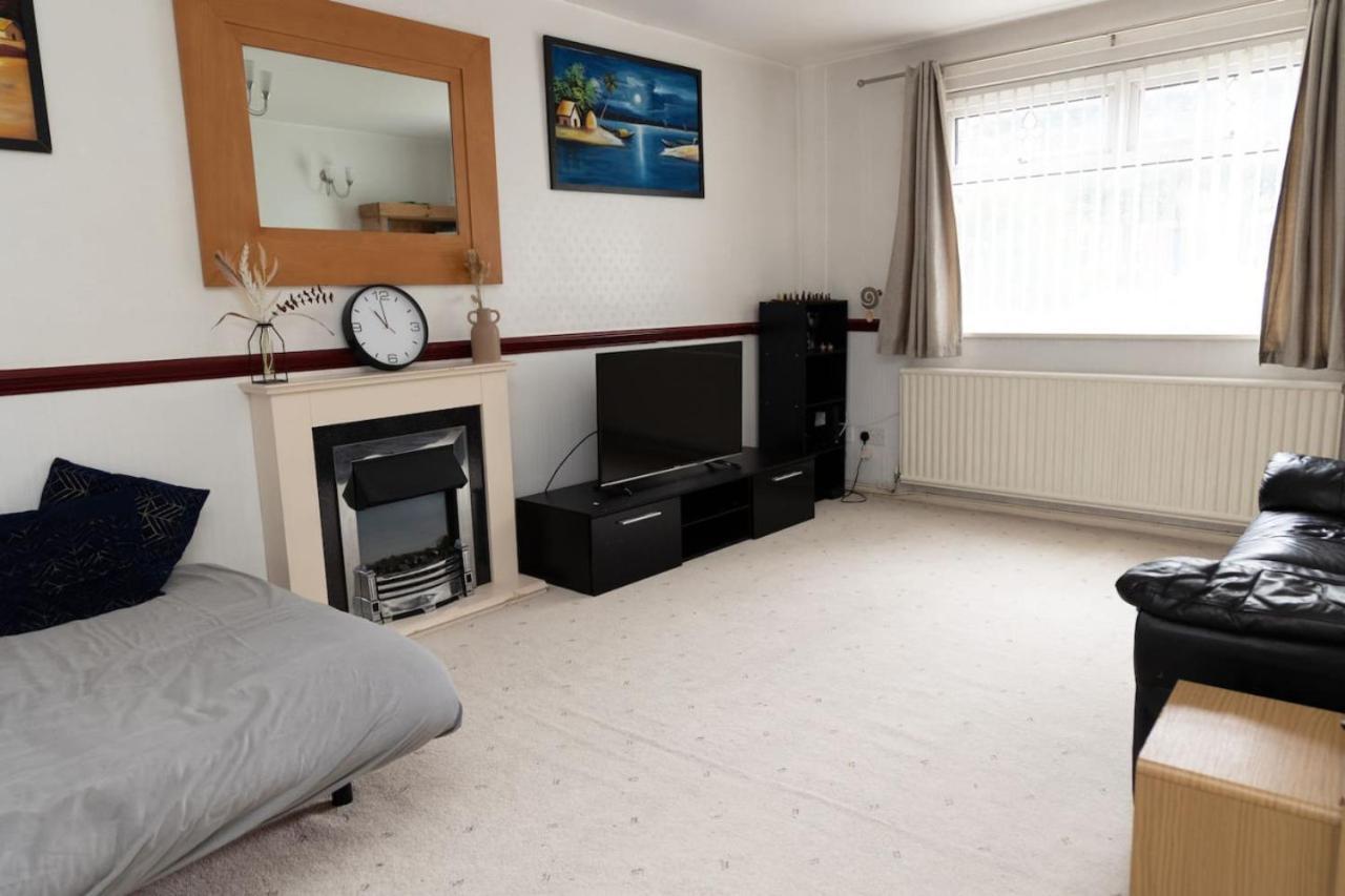 3 Bed Home Sleeps 8 People Located 1 Min From Train Stop - Otley Terrace Oldham Bagian luar foto