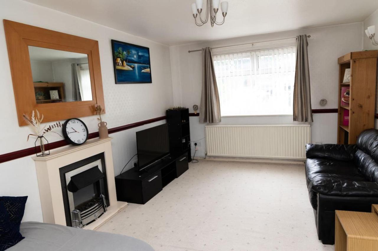 3 Bed Home Sleeps 8 People Located 1 Min From Train Stop - Otley Terrace Oldham Bagian luar foto