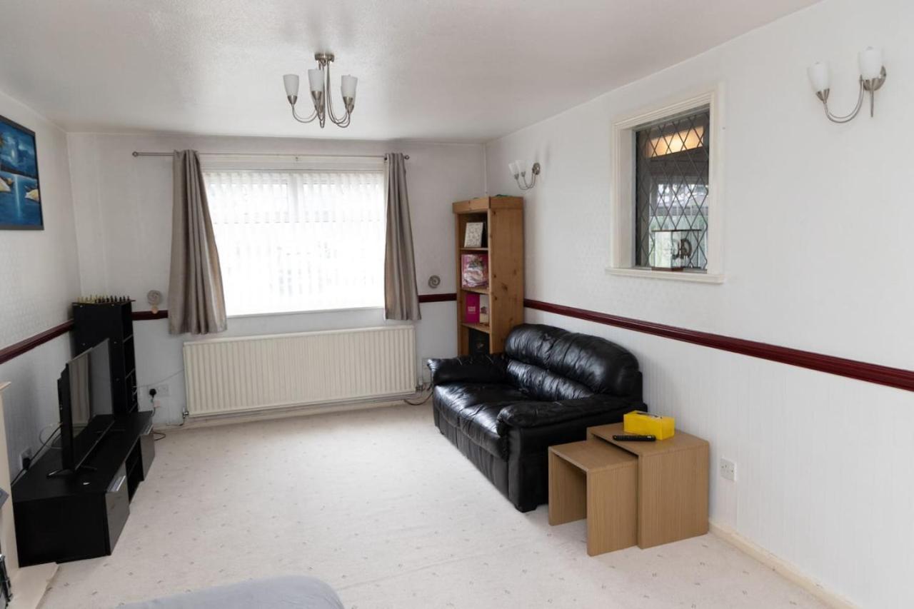 3 Bed Home Sleeps 8 People Located 1 Min From Train Stop - Otley Terrace Oldham Bagian luar foto