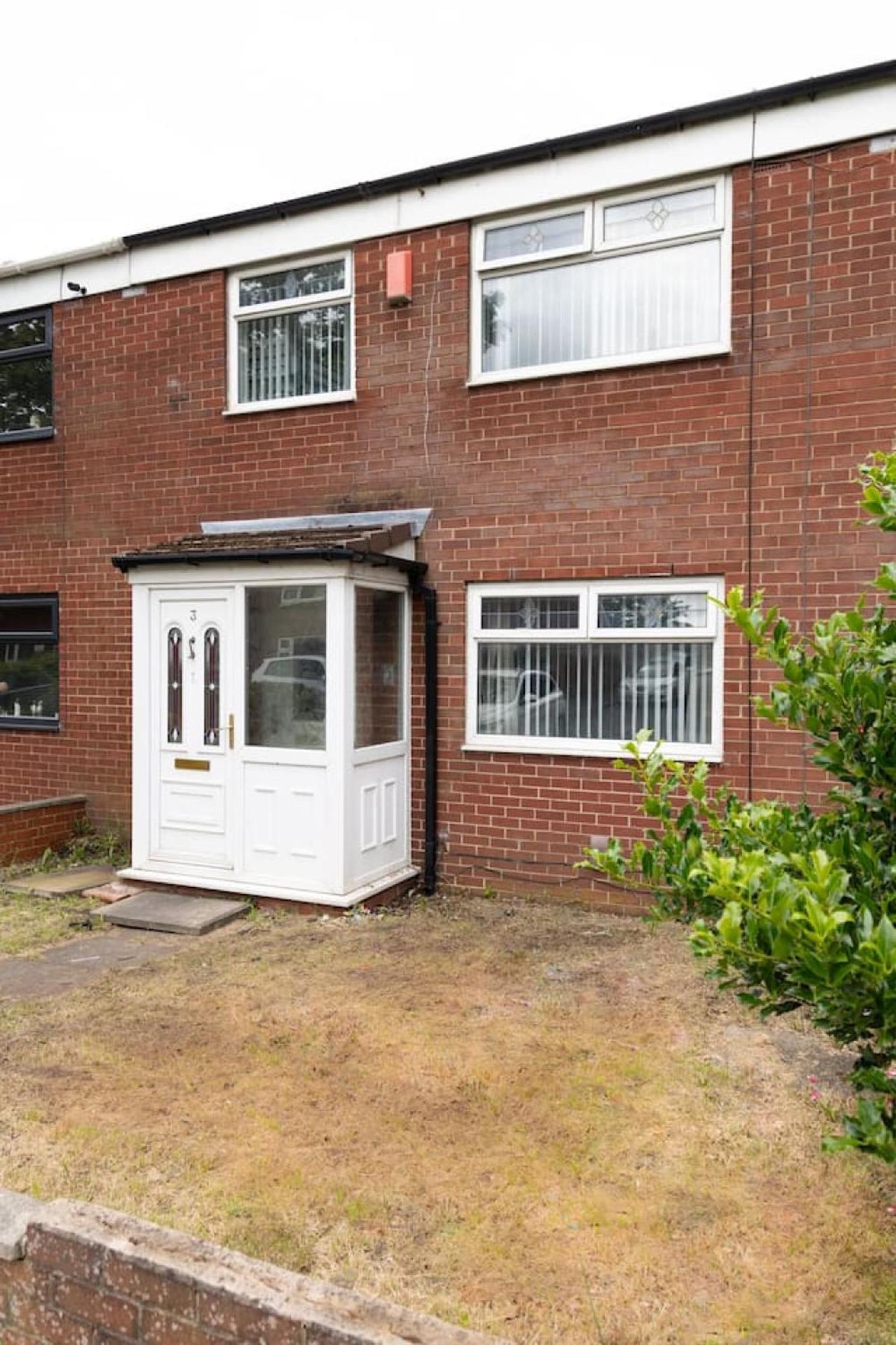 3 Bed Home Sleeps 8 People Located 1 Min From Train Stop - Otley Terrace Oldham Bagian luar foto