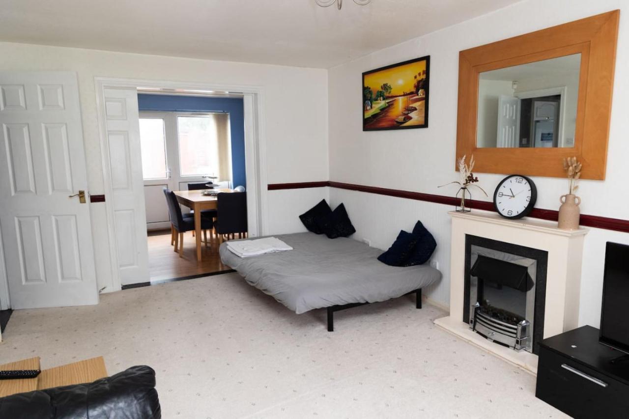 3 Bed Home Sleeps 8 People Located 1 Min From Train Stop - Otley Terrace Oldham Bagian luar foto