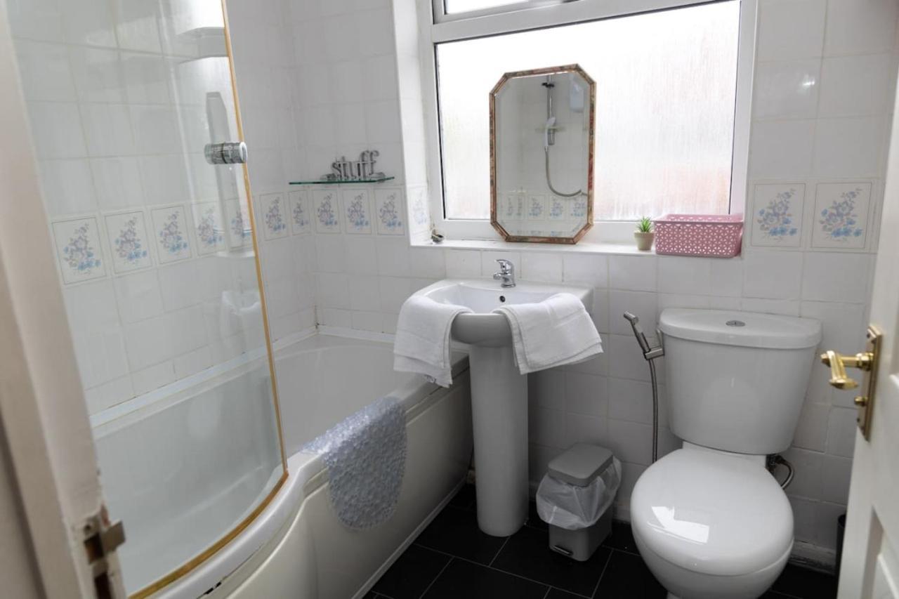 3 Bed Home Sleeps 8 People Located 1 Min From Train Stop - Otley Terrace Oldham Bagian luar foto