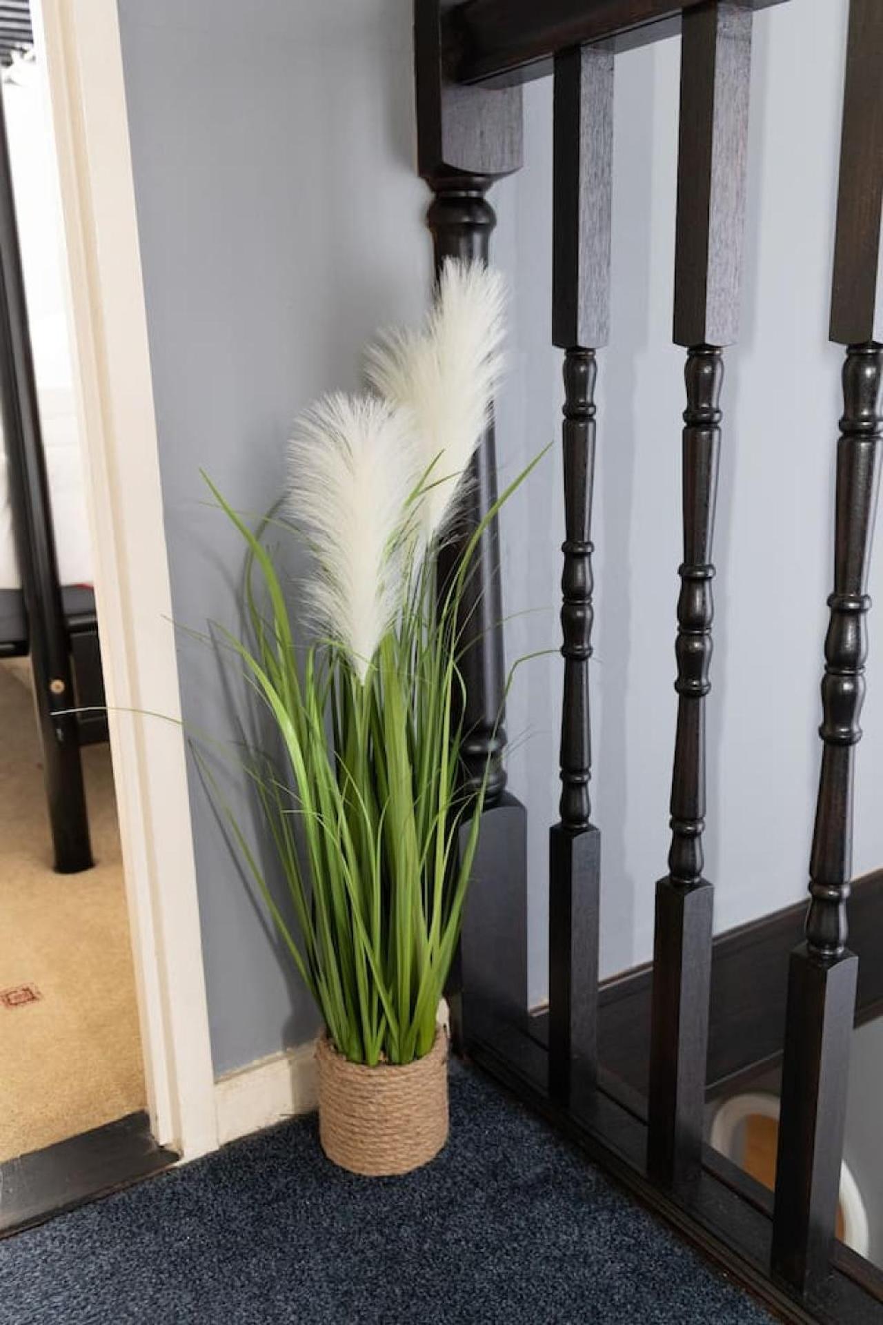 3 Bed Home Sleeps 8 People Located 1 Min From Train Stop - Otley Terrace Oldham Bagian luar foto