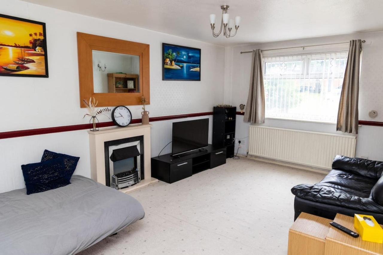 3 Bed Home Sleeps 8 People Located 1 Min From Train Stop - Otley Terrace Oldham Bagian luar foto